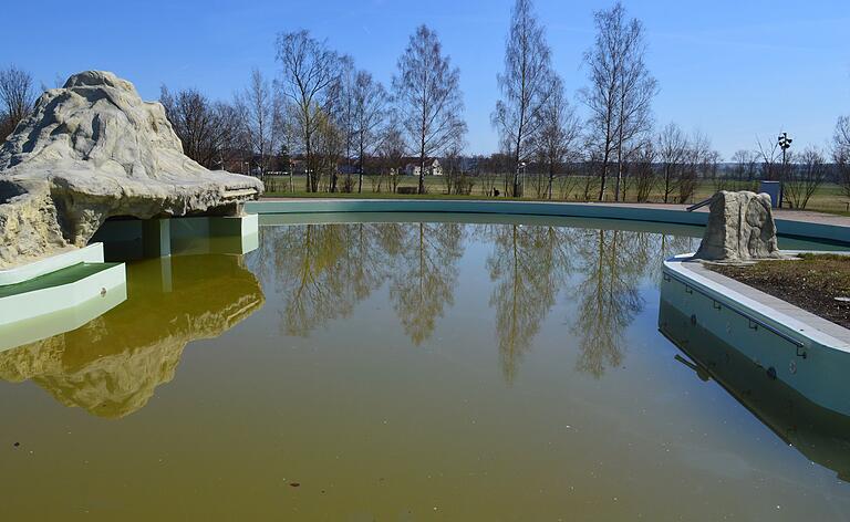 Ende März: Der Heilwassersee wird wieder mit dem Wasser der Regiusquelle befüllt.