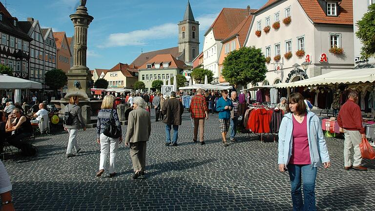 Ein Bild aus belebten Zeiten auf dem Marktplatz Bad Neustadt noch vor der Corona-Pandemie. Unter anderem durch das Projekt 'Digitale Einkaufsstadt' wollen sich die örtlichen Händler für eine erfolgreiche Zukunft rüsten.