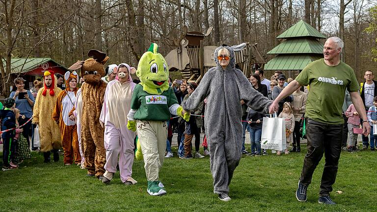 Fast schon Kult Charakter hat die Ostereier Suche am Ostersonntag im Schweinfurter Wildpark. Thomas Leier (rechts) und sein OHUK 12 Team (Osterhasenunterstützungskommando) hatten Süßigkeiten im Wildpark versteckt.