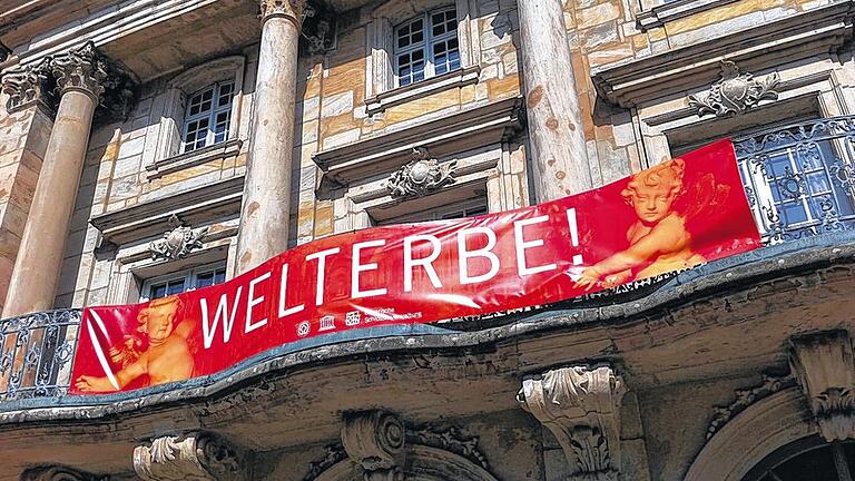 Sichtbare Freude: Ein Banner hängt am Balkon vom Markgräflichen Opernhaus in Bayreuth.