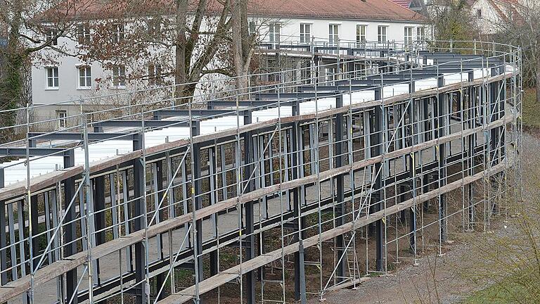 Zwischen den Gästehäusern und dem Badehaus wird ein Wandelgang gebaut. Bislang steht das Gerüst des neuen Baus, die Betonpfeiler und Eisenstäbe. Demnächst wird das Glasdach aufgebracht.