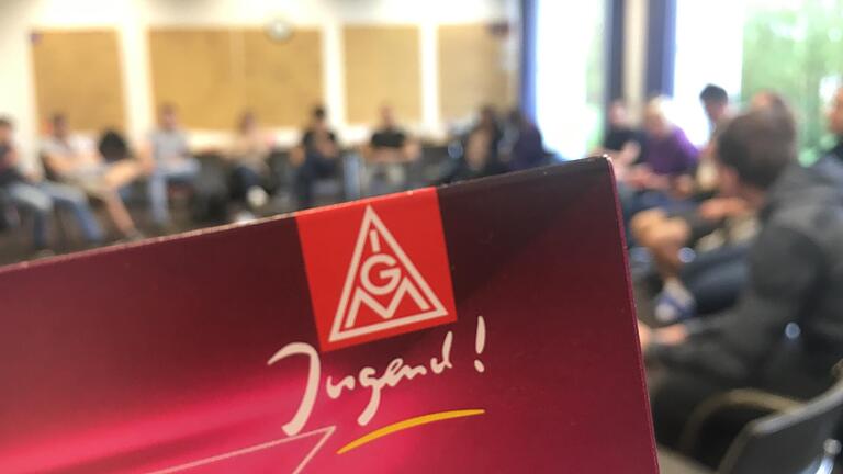 Politische Bildung ist auch Jugendarbeit. Bei Seminaren der IG-Metall-Jugend im Vorfeld der Europawahl zum Beispiel setzten sich die Metaller mit den Forderungen der Parteien auseinander und verglichen sie mit dem, was sich junge Leute von der Politik wünschen. Politische Bildung ist auch Jugendarbeit. Bei Seminaren der IG-Metall-Jugend im Vorfeld der Europawahl zum Beispiel setzten sich die Metaller mit den Forderungen der Parteien auseinander und verglichen sie mit dem, was sich junge Leute von der Politik wünschen.