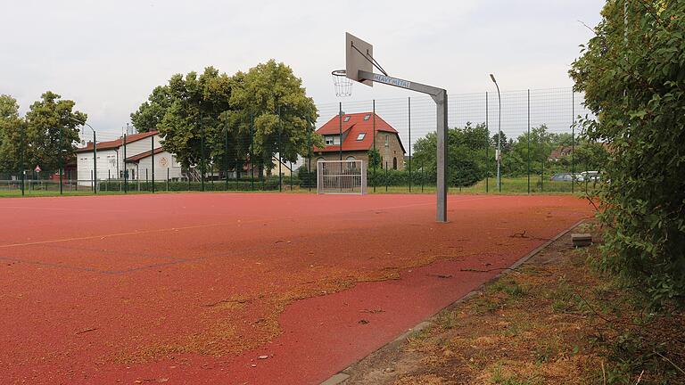 Am Sportplatz des Freizeitgeländes in Etwashausen hat die Stadt abends kurzerhand das Licht ausgeknipst.