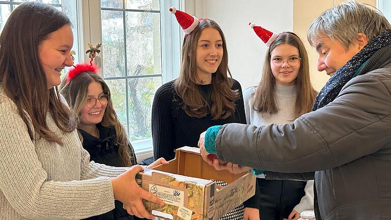 Viele selbstgefertigte Geschenke konnten die Besucher des Weihnachtsbasars in der St.-Ursula-Schule erwerben.