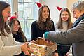 Viele selbstgefertigte Geschenke konnten die Besucher des Weihnachtsbasars in der St.-Ursula-Schule erwerben.