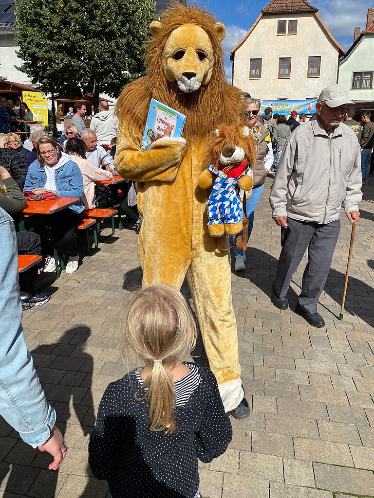 Saatmarkt mit Schleppertreffen in Remlingen. Mehr als 40 Verkaufsstände und viel Informationen in den bunt geschmückten Höfen und Gassen Saatmarkt mit Schleppertreffen in Remlingen. Mehr als 40 Verkaufsstände und viel Informationen in den bunt geschmückten Höfen und Gassen
