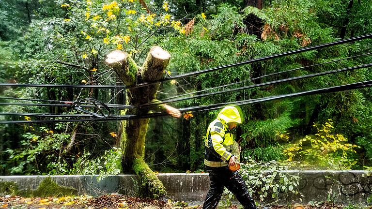 Stürme und Regen in Kalifornien       -  Hunderttausende Menschen entlang der US-Westküste sind ohne Strom.