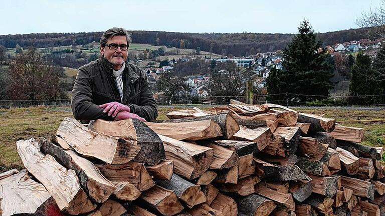 Walter Schreck, der Vorsitzende des Verbandes des Spessartfortsberechtigten, steht einem Nationalpark ablehnend gegenüber. Er fürchtet um die Brennholzversorgung. Das Bild zeigt ihn an einem Brennholzstapel in Weibersbrunn, wo Schreck Bürgermeister ist.