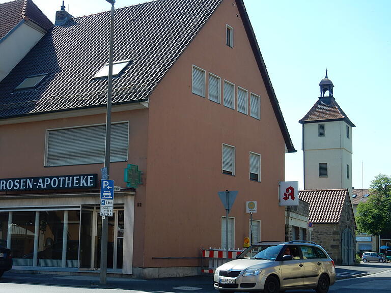 Abgerissen wird das Haus der früheren Rosen-Apotheke.