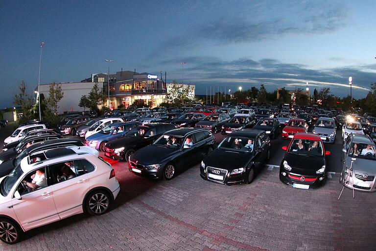 In einem einmaligen Rahmen erhalten die Abiturienten des Armin-Knab-Gymnasiums in diesem Jahr ihre Zeugnisse: Ort der Verleihung ist das Cineworld-Autokino im Mainfrankenpark. In einem einmaligen Rahmen erhalten die Abiturienten des Armin-Knab-Gymnasiums in diesem Jahr ihre Zeugnisse: Ort der Verleihung ist das Cineworld-Autokino im Mainfrankenpark.