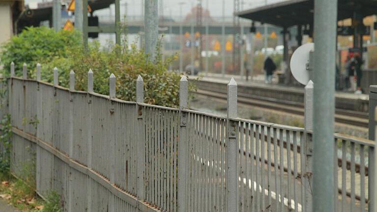 Der Zaun entlang der Bahnlinie ist inzwischen so etwas wie ein Stück Karlstadt. Künftig soll hier eine Lärmschutzwand entstehen.