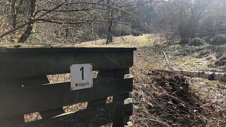 Wildpark 1: Nur die Hausnummer am Eingangsgatter lässt erahnen, was auf dem Gelände vor über einem halben Jahrhundert angesiedelt war.