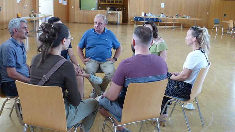 Wolfgang Geyer, der 1. Vorsitzende des Diakonievereins Gochsheim (Bildmitte) und Gemeinderätin Jasmin Stöhlein hörten sich an, was geplant ist.