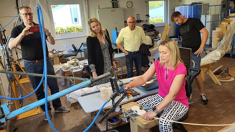 Nah am Produkt und der Fertigung: Maria Birnbaum-Kaiser kennt sich mit den Maschinen in der Produktion aus. Hier wird das Peddingrohr auf den Erlenboden geschossen.  (Archivbild Wolfgang Heß)