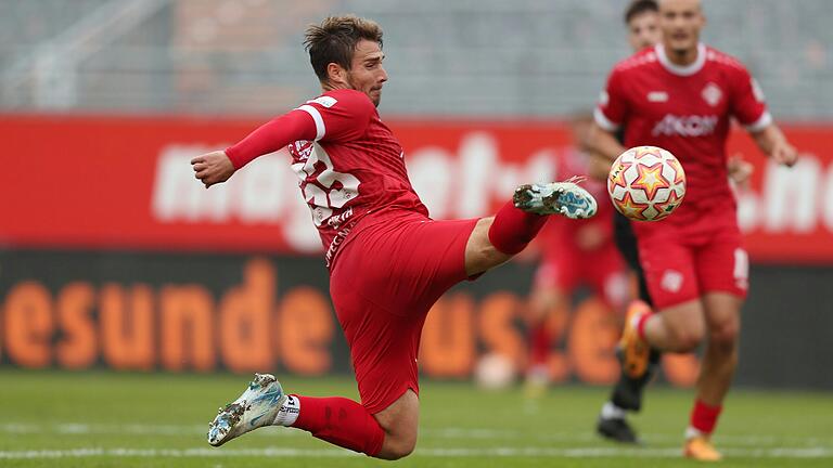 Mit voller Wucht: Bejamin Girth trifft akrobatisch zum 2:0 für die Würzburger Kickers