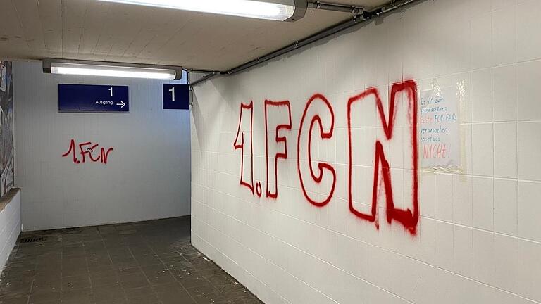 Schmierereien wie die eines oder mehrerer Fans des 1. FC Nürnberg in der Bahnhofsunterführung in Karlstadt sind der Grund dafür, dass die Wände dort regelmäßig neu gestrichen werden müssen. Schmierereien wie die eines oder mehrerer Fans des 1. FC Nürnberg in der Bahnhofsunterführung in Karlstadt sind der Grund dafür, dass die Wände dort regelmäßig neu gestrichen werden müssen.