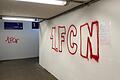 Schmierereien wie die eines oder mehrerer Fans des 1. FC Nürnberg in der Bahnhofsunterführung in Karlstadt sind der Grund dafür, dass die Wände dort regelmäßig neu gestrichen werden müssen.