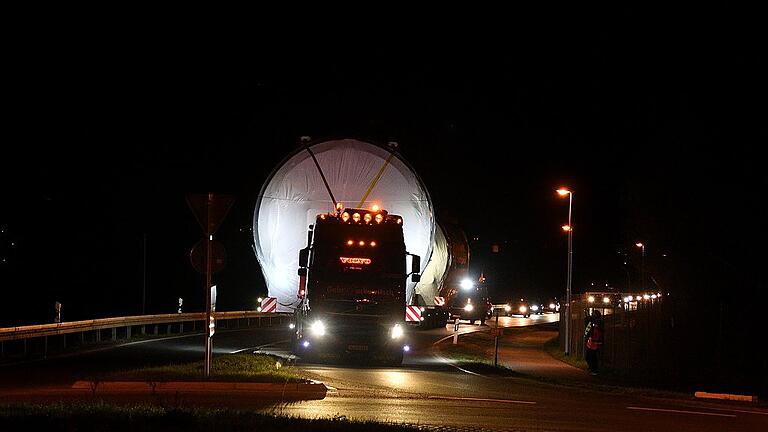 Ein Schwertransport bringt die beiden Vakuumkammern von der Fertigung bei Kinkele zur Verladung am Main. Sie gehören zu den größten Bauteilen, die je unter Reinraum-Bedingungen hergestellt wurden.