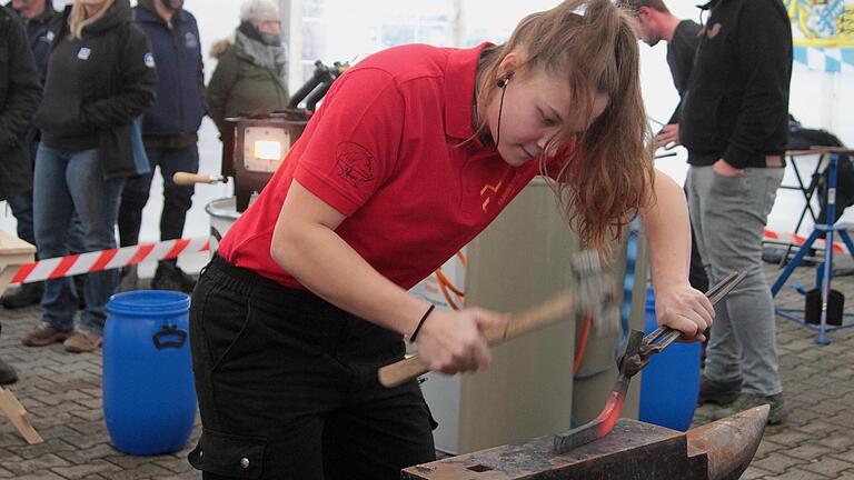 40 Teilnehmerinnen und Teilnehmer kämpften bei der Bayerischen Hufschmiede-Meisterschaft um den Titel. Unter ihnen die 22-Jährige Schweizerin Lena Guggisberg, die am Ende auch einen Sieg davontragen konnte.