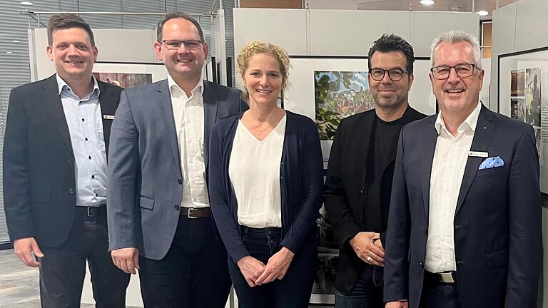 Eröffnung der Ausstellung 'Pressefoto Bayern' (von links): Stefan Hebig (Abteilungsleiter Kommunikation, Sparkasse), Bürgermeister Michael Hombach, Carolin Müller (Stadtmarketing Karlstadt), Markus Rill (Leiter Medienkommunikation, Landratsamt Main-Spessart), Peter Schmitt (Gebietsdirektor Sparkasse Mainfranken Würzburg).