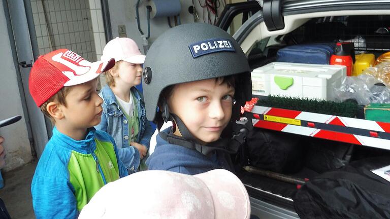 Mit so einem Polizeihelm auf dem Kopf fühlt man sich sofort wie ein echter Polizist. Mit so einem Polizeihelm auf dem Kopf fühlt man sich sofort wie ein echter Polizist.