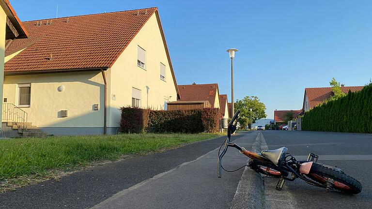 Seit über 30 Jahren gibt es in Kleinlangheim eine Gemeinschaftsunterkunft für geflüchtete Menschen. Die vier Häuser befinden sich mitten in einer Wohnsiedlung.