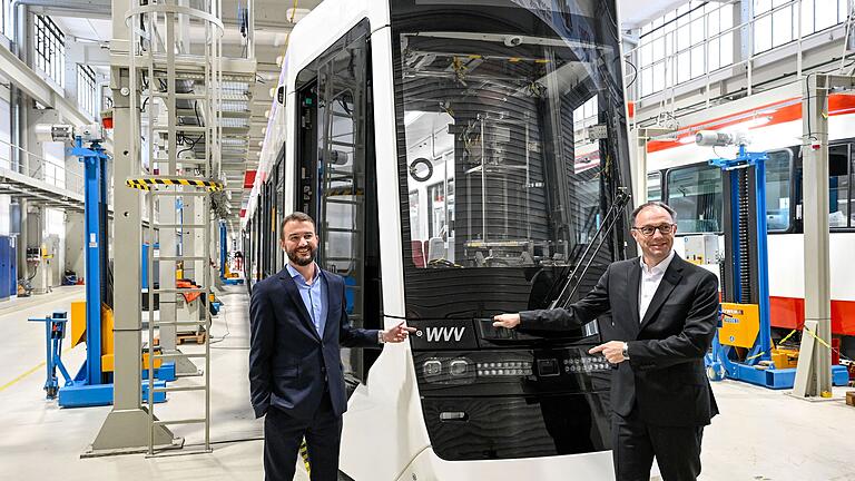 Die neue Straba für Würzburg: In der Fertigungshalle in Leipzig zeigen WVV-Geschäftsführer Ralf Willrett (rechts) und Samuel Kermelk, Geschäftsführer der HeiterBlick Straßenbahnen GmbH, die erste fast fertige Bahn.