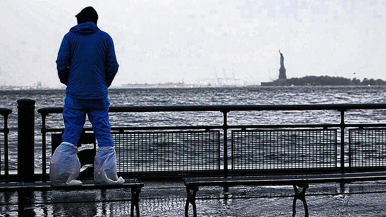 Ruhe vor dem Sturm: Ein Mann betrachtet die Wellen vor der Stadt New York an der Ostküste der USA.