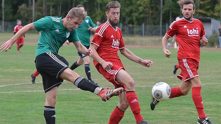 Perfekte Schusshaltung: Der Hofheimer Fabian Pendic (grün) zieht ab, die Schweinfurter Fabian Lang und Marco Knappke können nicht eingreifen.