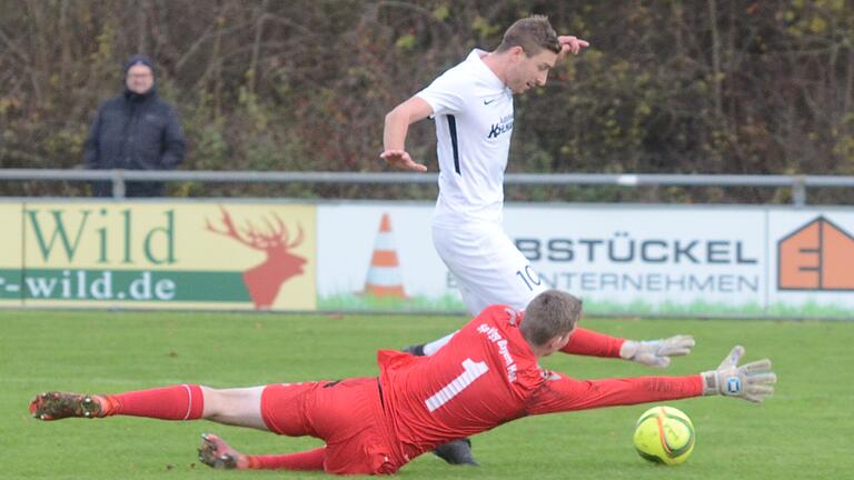 Szene aus der ersten Hälfte: Karlburgs Manuel Römlein vor dem Hofer Torwart David Guyon (am Boden).