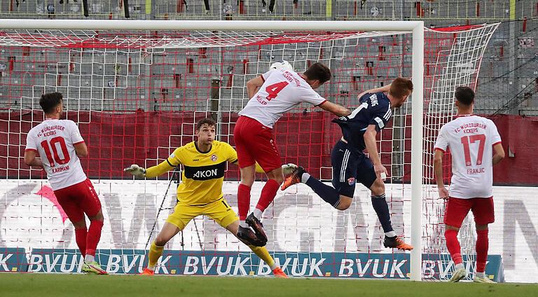 Der entscheidende Treffer: Unterhachings Mathias Fetsch setzt sich im Kopfball-Duell mit Kickers-Verteidiger Lukas Müller durch und trifft zum 1:0 für die Gäste.