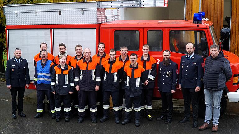 Die Feuerwehrleute nach der Leistungsprüfung vor dem Löschfahrzeug mit den Schiedsrichtern und Kommandant, Gruppenführer Christoph Koberstein (zweiter von links in der blauen Warnweste) und Bürgermeister Johannes Wagenpfahl (rechts). Die Feuerwehrleute nach der Leistungsprüfung vor dem Löschfahrzeug mit den Schiedsrichtern und Kommandant, Gruppenführer Christoph Koberstein (zweiter von links in der blauen Warnweste) und Bürgermeister Johannes Wagenpfahl (rechts). 