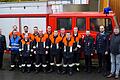 Die Feuerwehrleute nach der Leistungsprüfung vor dem Löschfahrzeug mit den Schiedsrichtern und Kommandant, Gruppenführer Christoph Koberstein (zweiter von links in der blauen Warnweste) und Bürgermeister Johannes Wagenpfahl (rechts).&nbsp;