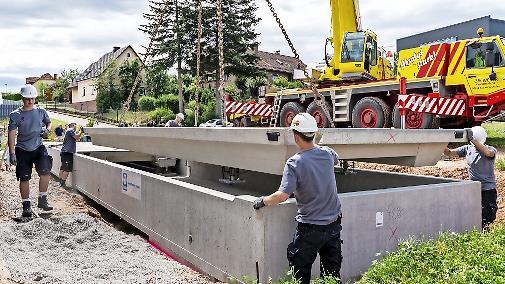 Die Live-Montage der Fahrzeugwaage mit 20 Tonnen Gewicht bot spannende Unterhaltung für die Zuschauer.       -  Die Live-Montage der Fahrzeugwaage mit 20 Tonnen Gewicht bot spannende Unterhaltung für die Zuschauer.