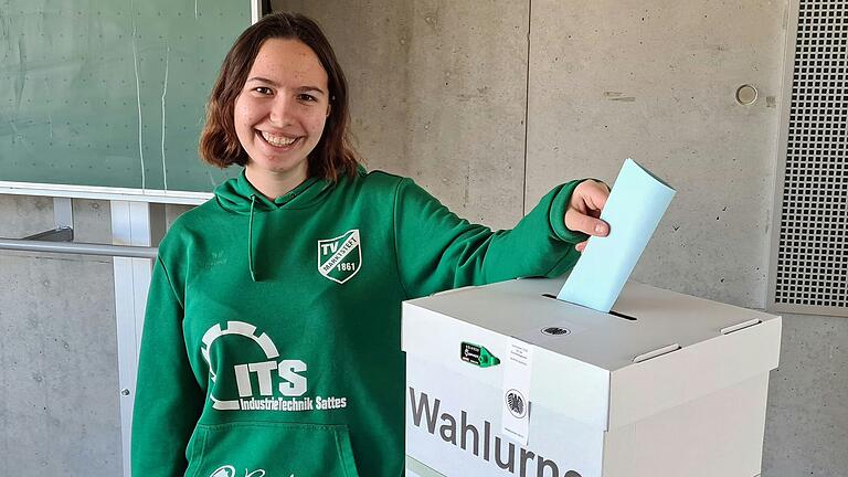 Die Schülerin Lena Sattes wirft ihren Wahlzettel in die Urne. Die Schülerin Lena Sattes wirft ihren Wahlzettel in die Urne.