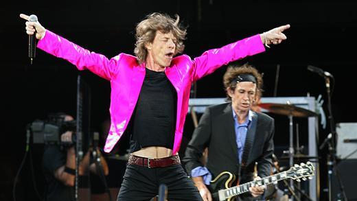 Mick Jagger wird 70       -  Sir Mick Jagger, Frontman der britischen Rockgruppe „The Rolling Stones“ wird  70 Jahre alt. Am 26. Juli 1943 wurde Michael Philip Jagger in Dartford (Kent) geboren. Der Vater war Sportlehrer, die Mutter arbeitetet gelegentlich als Kosmetik-Beraterin. Jagger hat einen vier Jahre jüngeren Bruder, Chris, der ebenfalls als Musiker tätig ist.