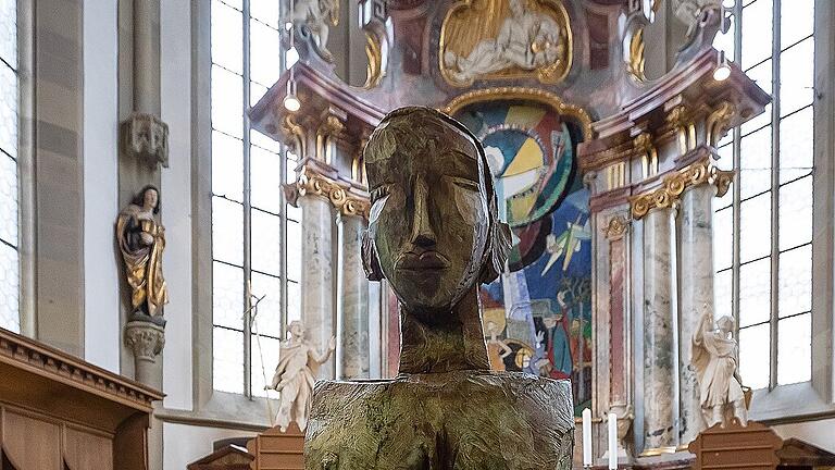 Schwerkraft - Fliehkraft noch bis 8. März       -  (ilo)    Unter dem Titel &bdquo;Schwerkraft &ndash; Fliehkraft&ldquo; sind Skulpturen von Dietrich Klinge und Bilder von Hartwig Ebersbach bis 8. März in der Großen Halle der Kunsthalle zu sehen. Unter dem treffenden und vieldeutigen Titel sind die Werke der beiden Künstler aus der ehemaligen DDR in Schweinfurt an drei Orten in der Stadt zu sehen: in und vor der Kunsthalle, in und vor der Kirche St. Johannis (im Bild eine Skulptur von Dietrich Klinge vor dem Altar) und in der Sparkassengalerie am Roßmarkt, außerdem in der Galerie Bode in Nürnberg. Die Ausstellung ist Di.&ndash;So. 10&ndash;17 Uhr, Do. bis 21 Uhr geöffnet, Mo. geschlossen. Jeden 1. Donnerstag freier Eintritt. Sparkassengalerie: Roßmarkt 5-9, Mo.&ndash;Do. 8&ndash;18 Uhr, Fr. 8.30&ndash;16.30 Uhr, freier Eintritt. Evangelische Kirche St. Johannis: Martin-Luther-Platz, täglich geöffnet, freier Eintritt.