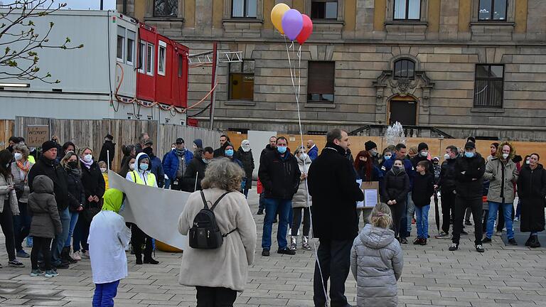 Mit bunten Luftballopns und selbst gemalten Plakaten protestierten am Montagmorgen Eltern vor dem Landratsamt gegen die Corona-Testpflicht in der Schule. Mit bunten Luftballopns und selbst gemalten Plakaten protestierten am Montagmorgen Eltern vor dem Landratsamt gegen die Corona-Testpflicht in der Schule.