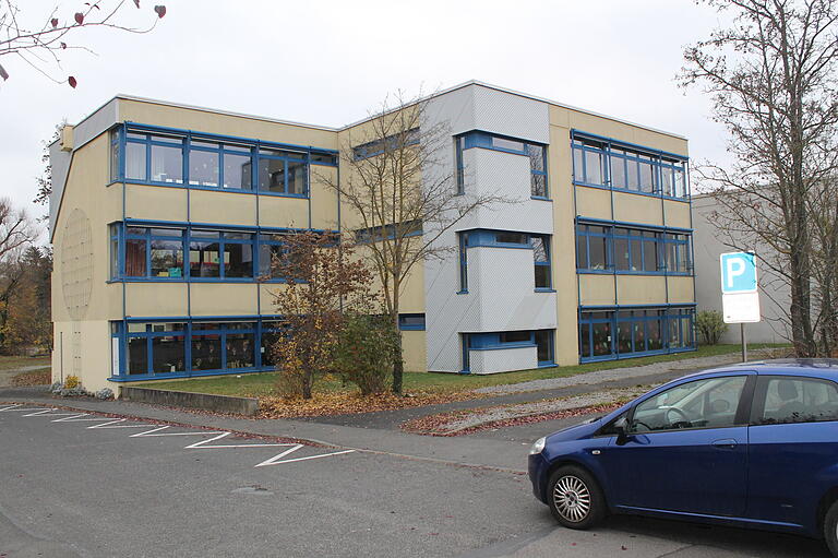 Die Mittelschule am Lülsfelder Weg wird ebenfalls abgerissen. Die Abbruchkosten dieser 'Betonschule' samt der Trennung der Baumaterialien und deren umweltgerechten Entsorgung dürfte nicht billig werden. Wie hoch diese Kosten sind, ist noch nicht bekanntgegeben worden.