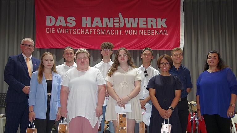 Die Geehrten mit dem Geschäftsführer der Handwerkskammer Unterfranken Ludwig Paul (links) und Kreishandwerksmeisterin Ulrike Lochner-Erhard (rechts): (hinten von links) Pierre Stein, Tim Faust, Luca Schlicht, Christian Rüttiger sowie (vorne von li...       -  Die Geehrten mit dem Geschäftsführer der Handwerkskammer Unterfranken Ludwig Paul (links) und Kreishandwerksmeisterin Ulrike Lochner-Erhard (rechts): (hinten von links) Pierre Stein, Tim Faust, Luca Schlicht, Christian Rüttiger sowie (vorne von links) Katerina Karasimos, Annalena Hemp, Rebecca Hippler, Rika Savitri Sri Hardjo