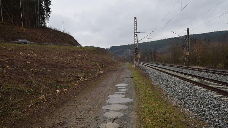 Verworfen hat das Staatliche Bauamt die Überlegungen, an der Böschung zwischen Umgehungsstraße und Bahnlinie eine Umfahrung einzurichten.