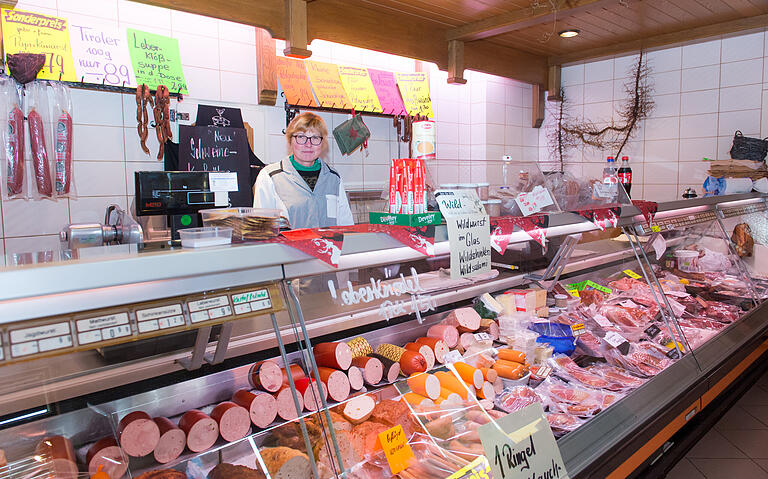 Gabi Rückert steht seit 46 Jahren hinter der Wursttheke. Das Angebot ist groß. Neben den klassischen Fleisch- und Wurstwaren gibt es auch Wildspezialitäten aller Art. Gabi Rückert steht seit 46 Jahren hinter der Wursttheke. Das Angebot ist groß. Neben den klassischen Fleisch- und Wurstwaren gibt es auch Wildspezialitäten aller Art.