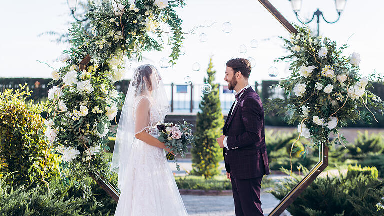 Metallic Hochzeit       -  Der neue Hochzeitstrend 2020 verzaubert mit Metallic-Tönen.