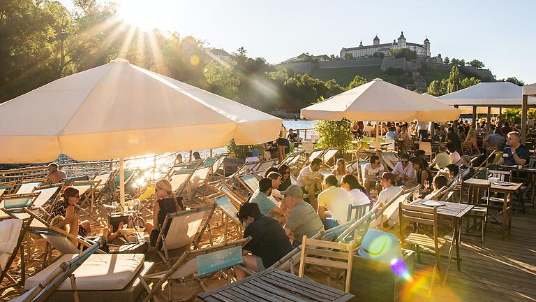 Ein Bild aus dem Jahr 2019, im vorigen Jahr wurde der Stadtstrand in Würzburg wegen Corona gar nicht aufgebaut.&nbsp; Wann er in diesem Jahr öffnen wird, hängt von der weiteren Entwicklung ab, sagt Betreiber Jochen Würtheim.