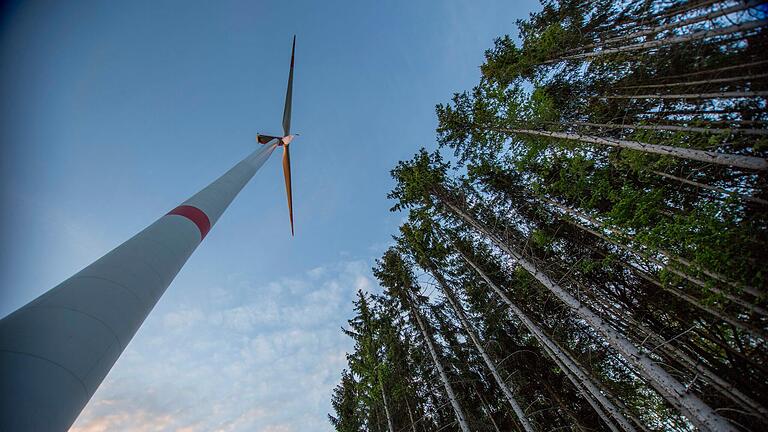 Kommen 500 neue Windräder nach der Lockerung der 10-H-Regel in Bayerns Wälder? Hier der Bürgerwindpark Sailershäuser Wald im Landkreis Haßberge.