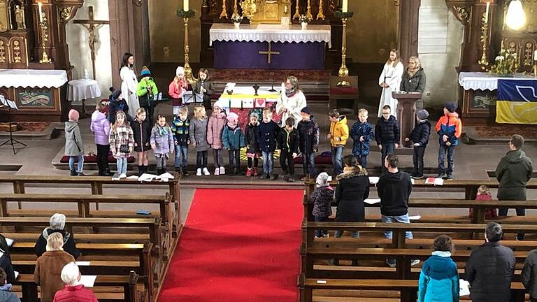 Zahlreiche Kinder versammelten sich beim Familiengottesdienst unter dem Motto 'Traummann Heiliger Josef' vor dem Altar.