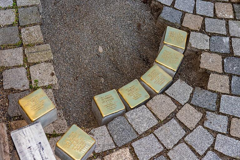 Bei den sieben Stolpersteinen handelt es sich um quadratische Messingtafeln mit abgerundeten Ecken und Kanten. Bei den sieben Stolpersteinen handelt es sich um quadratische Messingtafeln mit abgerundeten Ecken und Kanten.
