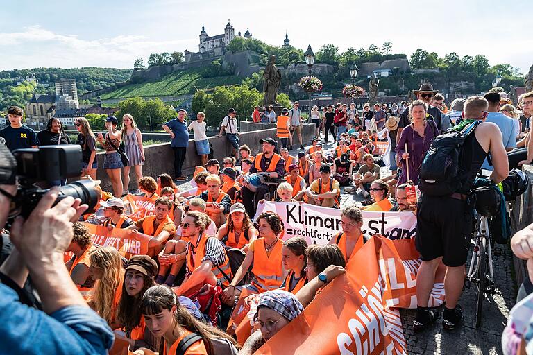 Die 'Letzte Generation' blockierte Mitte August unter anderem die Alte Mainbrücke in Würzburg.