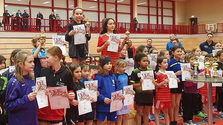Maira Krämer (oben) vom SB Versbach ist bayerische Tischtennis-Meisterin der Altersklasse J11. Sie und weitere Tischtennis-Talente aus Unterfranken trainieren am Stützpunkt in Versbach. Maira Krämer (oben) vom SB Versbach ist bayerische Tischtennis-Meisterin der Altersklasse J11. Sie und weitere Tischtennis-Talente aus Unterfranken trainieren am Stützpunkt in Versbach.