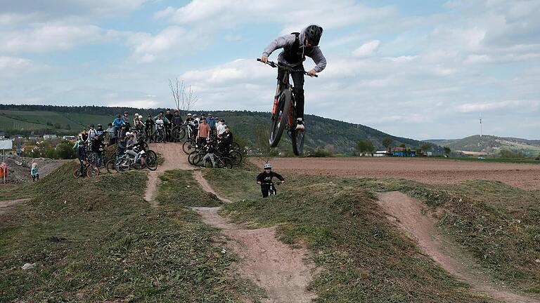 Bisher war der Pumptrack am Sportzentrum ein Provisorium. 2024 sind im städtischen Haushaltsplan erste Mittel für einen Mehrgenerationenpark samt neuer Fahrradstrecke vorgesehen. Bisher war der Pumptrack am Sportzentrum ein Provisorium. 2024 sind im städtischen Haushaltsplan erste Mittel für einen Mehrgenerationenpark samt neuer Fahrradstrecke vorgesehen. 